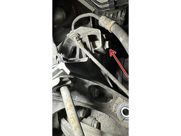 Déviser la patte de support de la canalisation hydraulique du récepteur d'embrayage