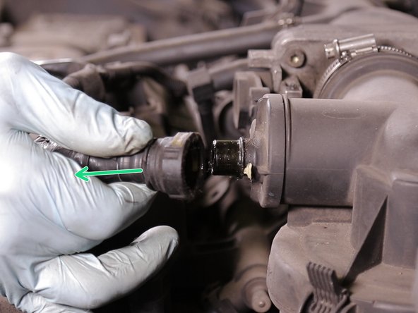 Dé-Clipser la durite de vapeur d'huile ( attention le tuyau est fragile