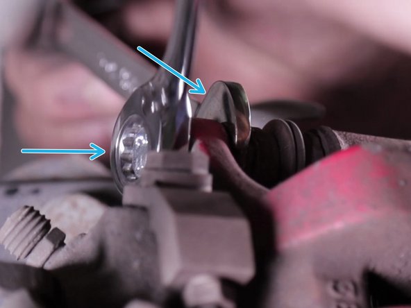 A l'aide du cliquet muni de la douille de 13 et de la clé plate de 15, resserrer les vis d'étrier de frein