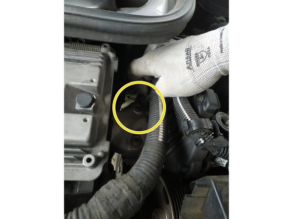 J'utilise une pince à bec long mais on peut faire avec un tournevis plat.