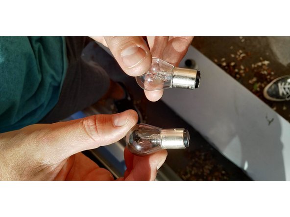 la remplacer par une ampoule neuve équivalente (même type, même puissance etc)