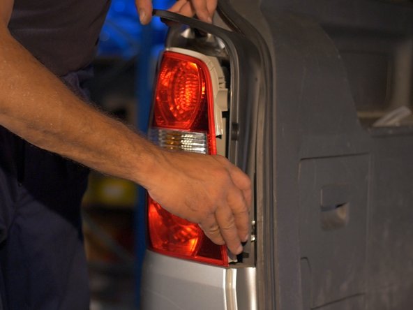 Replacer le cache plastique en respectant ses trois guide