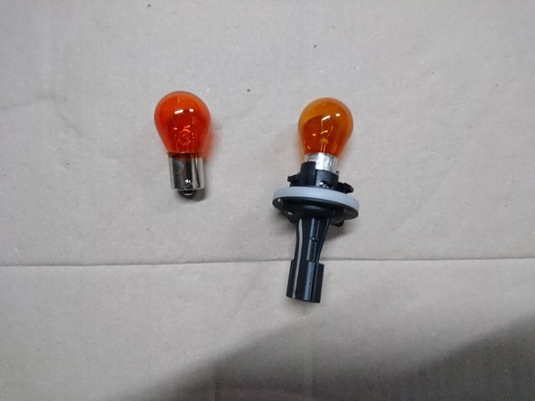 Remplacer l'ampoule par une neuve en comparant que ce sont les mêmes ampoules