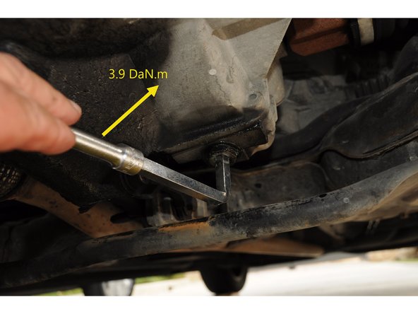 Mettre en place le bouchon de vidange et serrer à 3.9 daN.m (en ayant vérifié que le joint métallique est propre et non détérioré).