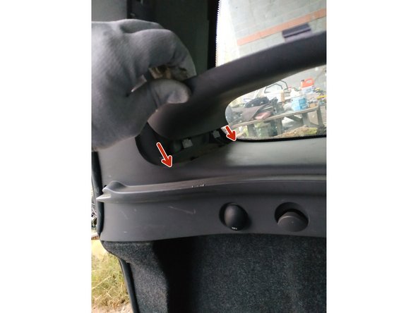 placer les deux ergots du cache dans leur logement