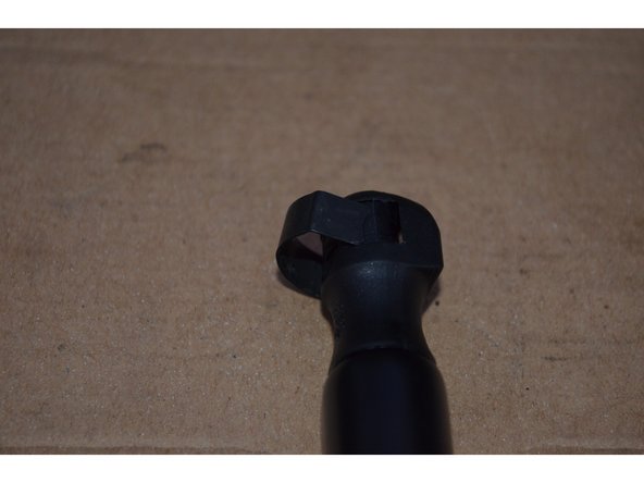 Sortez légèrement l'agrafe afin de laisser le logement intérieur pour la bille libre.