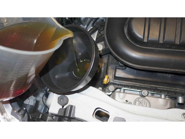 Verser 2.5 litre d'huile moteur préconisée par le constructeur.