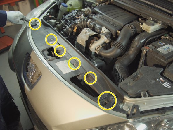 Pour y accéder, retirer les 6 attaches du pare choc présentent sur le haut du pare-choc