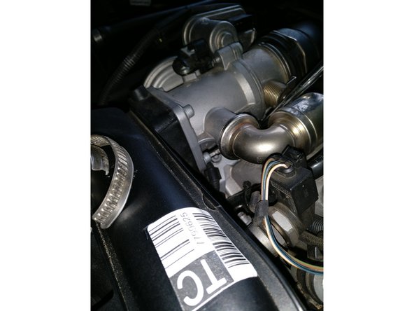 Pour la vis du haut à droite, vous avez un trou pour pouvoir passé la clé 6 pans