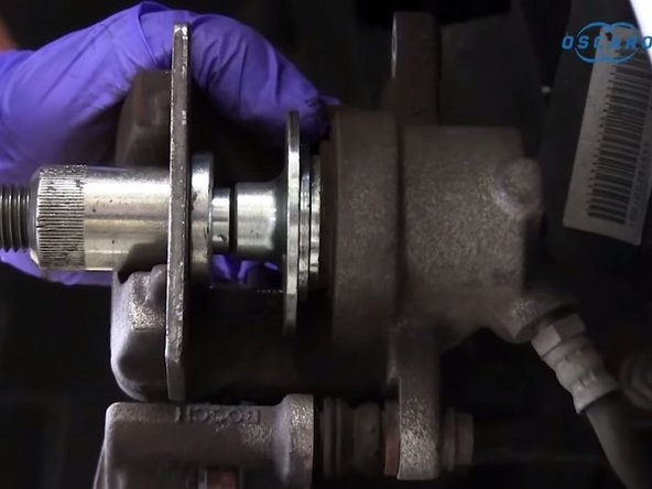 Installer le repousse piston et pousser le piston