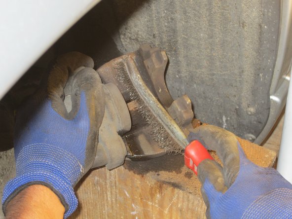 Nettoyer l'étrier, son support et les 2 coulisseaux avec du Nettoyant Frein et une brosse métallique (Pulvériser sur les parties à nettoyer et brosser)