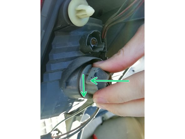 Tournez la partie plastique dans le sens anti-horaire pour la verrouiller.