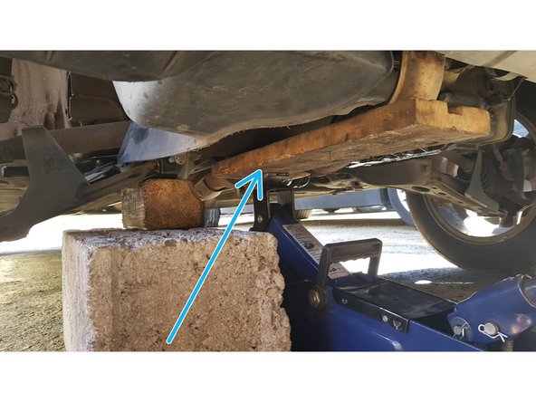 Placer un cric avec une cale en bois sous le carter puis mettez-le en pression.