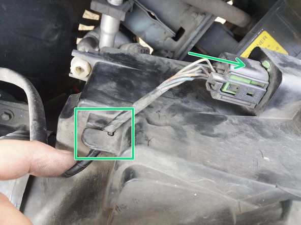 Reconnecter la fiche d'alimentation du projecteur principal et replacer le câble d'alimentation dans l'encoche.