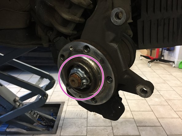 Nettoyer la porté du moyeu à l'aide de papier a poncer ou d'une brosse métallique