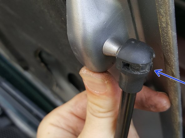 Appuyer sur le vérin pour venir le fixer dans les rotules