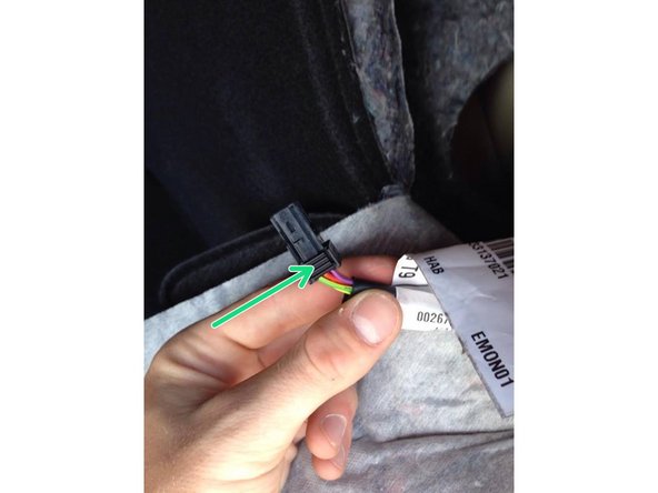 Quand vous rebrancher la fiche, faites attention de ne pas trop forcer et de faire tomber le phare, tenez le en même temps.