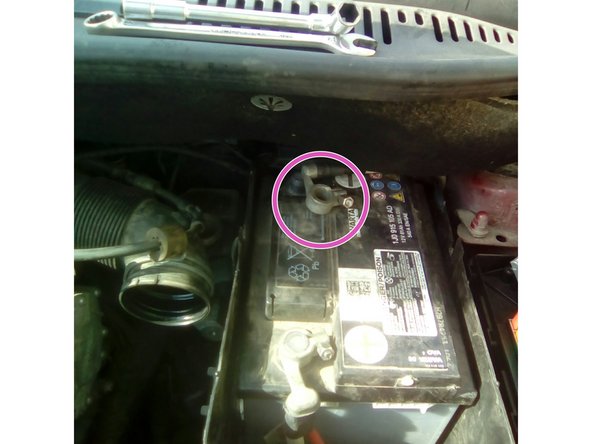 remontez le boitier de filtre a air ( bien appuyé sur le porte filtre pour le remettre dans les ergots en caoutchouc) , replacez correctement les tuyaux du boitier.