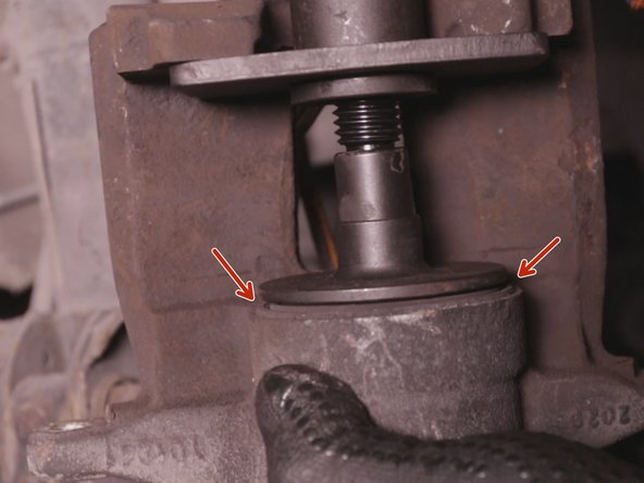 Placer le repousse piston sur l’étrier puis tourner la manivelle pour faire reculer le piston