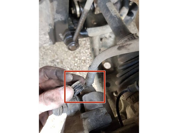 Nous allons maintenant remettre les 2 caches en plastique des vis de l'étrier de frein.