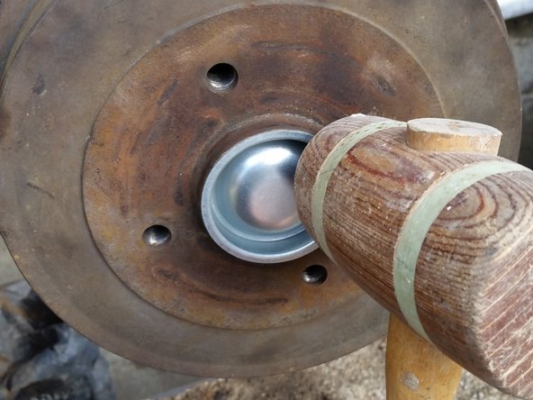 Mettre en place le bouchon de moyeu de roue.