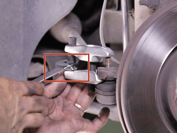 Serrer le vis de l'extracteur pour décoller la rotule