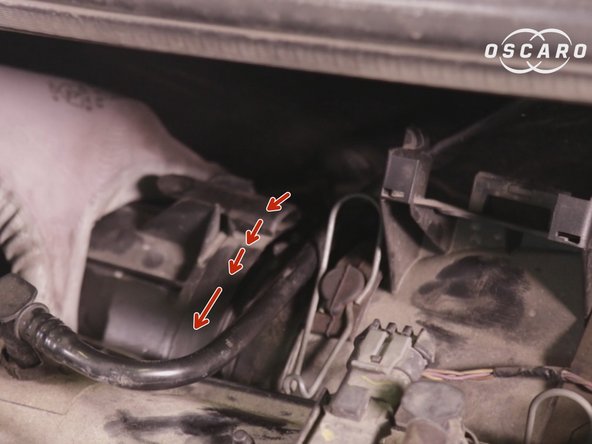 Insérer les languettes du couvercle sur la boite à air en effectuant un mouvement de rotation