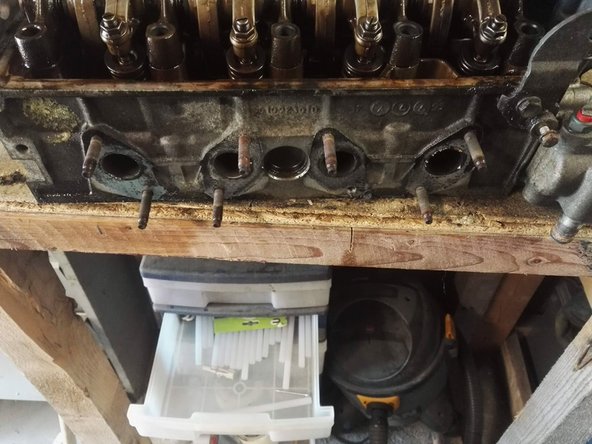 Retirez le collecteur et les anciens joints