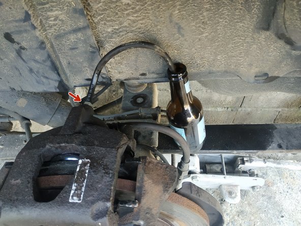 ouvrir la purge, installer un tuyau et une bouteille