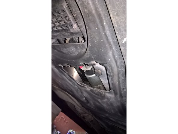 Nettoyer le bouchon et le carter d'huile, mettre un joint NEUF sur le bouchon, puis le visser sans le serrer exagéremment