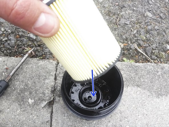 Repositionner le filtre à huile en clipsant le filtre au fond de la cloche en plastique.