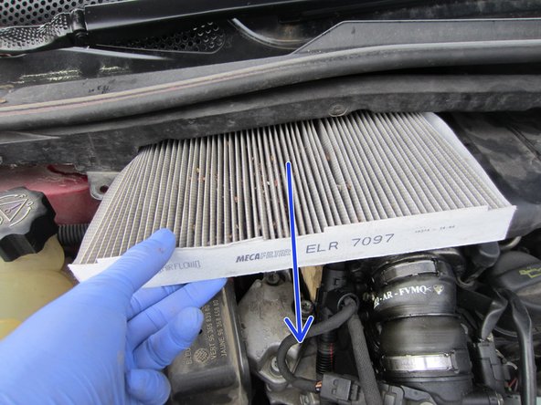 Pour purifier la climatisation on peut aussi utiliser un traitement spécial climatisation auto avant de réinstaller le filtre