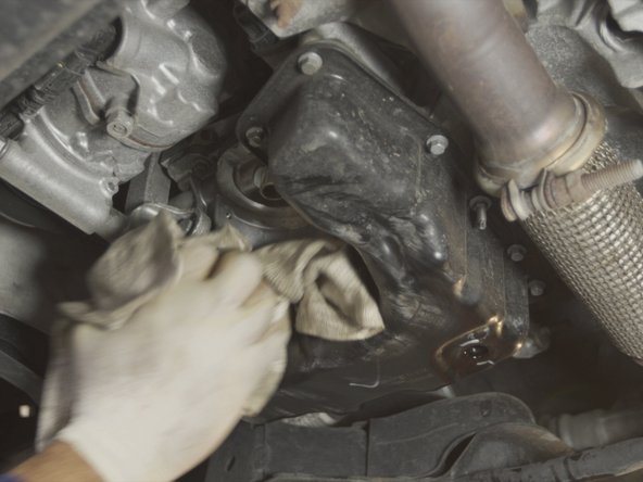 Appliquer du nettoyant frein sur les zones recouvertes d'huile et nettoyer avec un chiffon propre