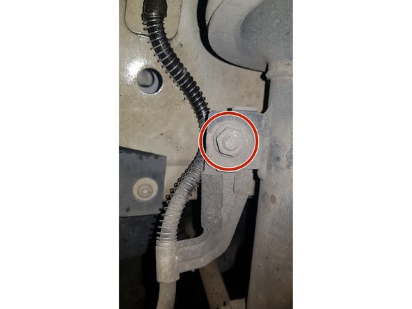 Avec une douille de 15mm retirez l'écrou.