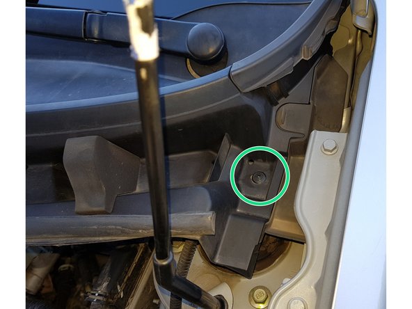 Avec un tournevis cruciforme retirez les 2 vis qui se trouvent de chaque côté de la voiture.