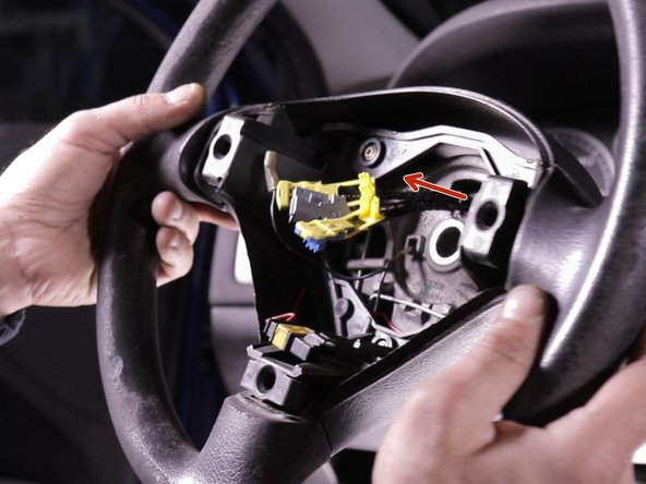 Faire passer les connecteurs dans le trou du volant