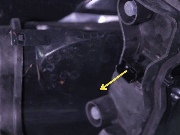 Retirer les faisceaux derrière le feu à la main ou à l'aide d'un tournevis plat