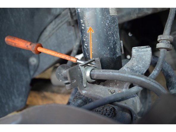 Le flexible de frein est maintenu par une agrafe. Avec un petit tournevis plat retirez l'agrafe puis dégagez le flexible.