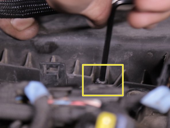 A l'aide de la clé Allen de 4 revisser et serrer les 3 vis du couvercle de la boite à air