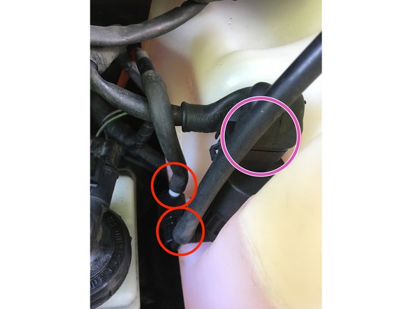 Déconnecter la prise de la pompe qui se trouve sur le dessus