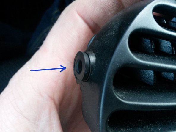 Poser la rondelle sur le volet avant avant de le remettre en place