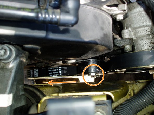 A l'aide d'une clé plate de diamètre 16, détendre le tendeur de courroie en tirant fort dessus dans le sens inverse des aiguilles d'une montre et retirer la courroie d'accessoire par le dessus ou le dessous du véhicule.