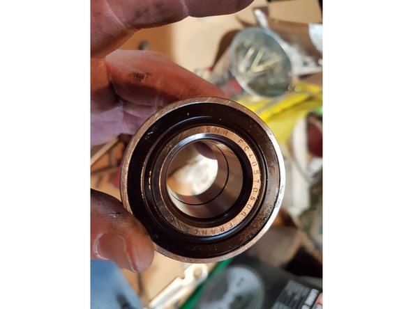 On vérifie que le roulement neuf correspond bien au roulement enlevé.