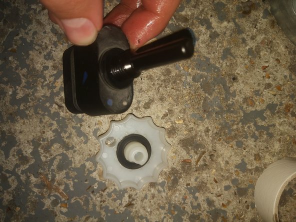 On inter-change le joint présent sur le nouveau filtre et l'ancien sur le capteur