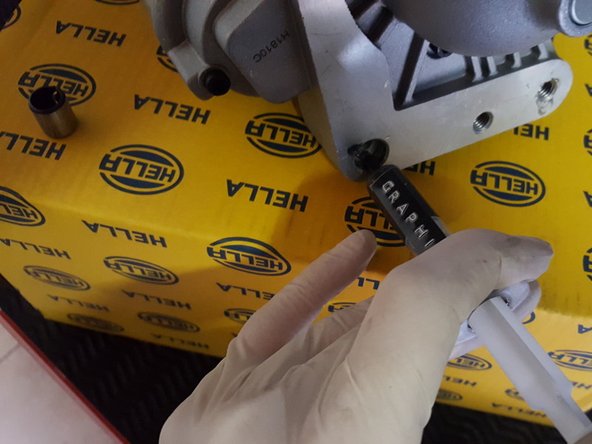 Appliquer de la graisse adaptée dans l'alésage de la douille de centrage afin de faciliter le prochain démontage (de préférence graisse au cuivre, graphite ou bisulfure de molybdène).