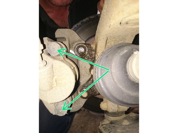 Il faut desserrer les deux boulons de l'étrier, ils sont protégés par deux caches poussière.