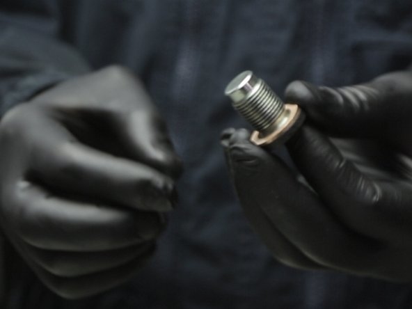 Placer le nouveau joint sur le bouchon du carter d'huile