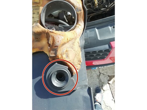 
Replace the engine cover (taking care to ensure that the silent blocks are properly seated).
