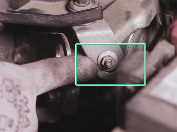 Retirer les 2 écrous du support du manchon d'admission