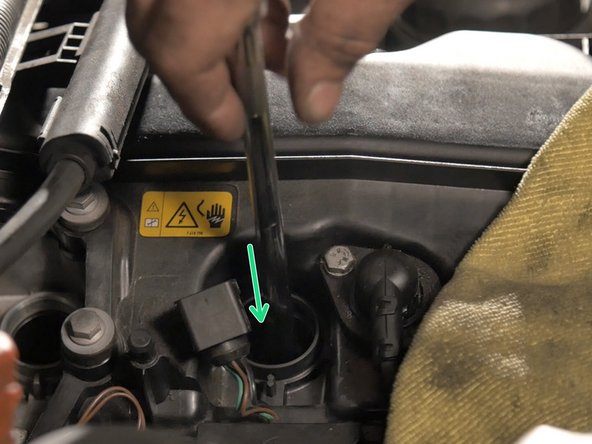 Insérer la bougie dans son puits délicatement et la revisser à l'aide du cliquet, de la rallonge longue et de la douille à bougie de 16